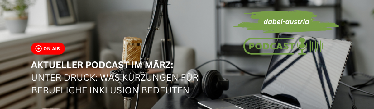 Tonstudio mit Laptop und Mikrofon. Dazu der Text: Aktueller Podcast im M&auml;rz. Unter Druck: Was K&uuml;rzungen f&uuml;r berufliche Inklusion bedeuten.