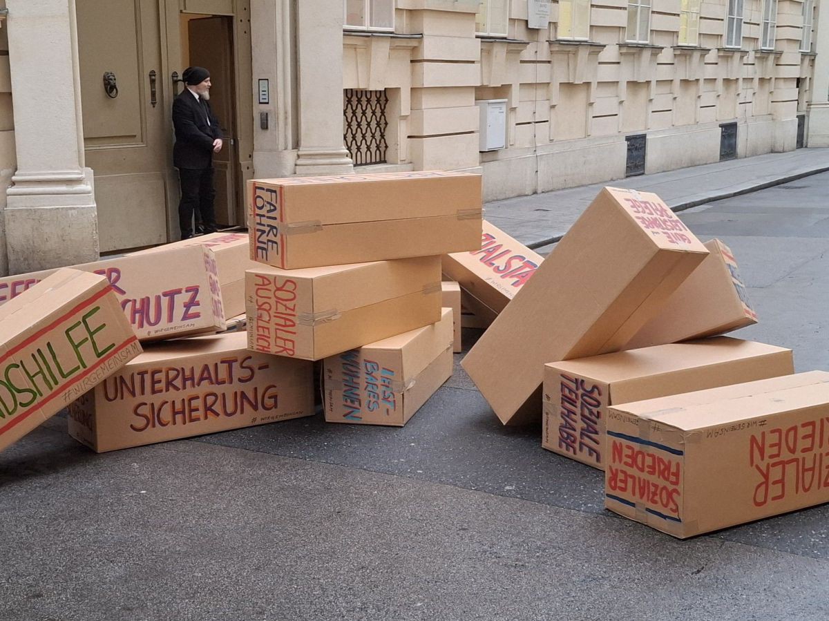 Pappkartons symbolisieren Bausteine des Sozialstaats und stürzten zu Boden - Symbol für die Kürzungen. Stapel mit Pappkartons stürzte zu Boden.