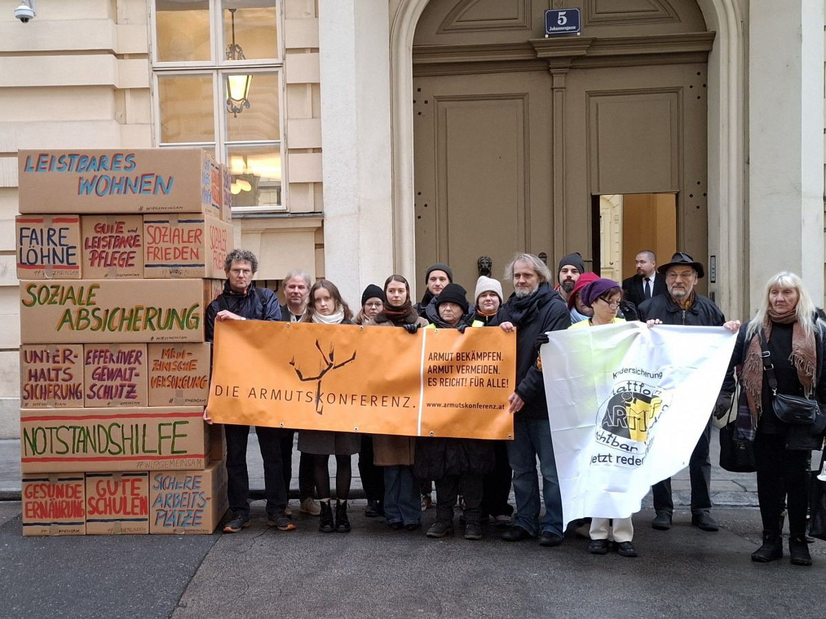 Vertreter:innen des Netzwerks Armutskonferenz vor dem Finanzministerium. Vertreter:innen des Netzwerks Armutskonferenz vor dem Finanzministerium.