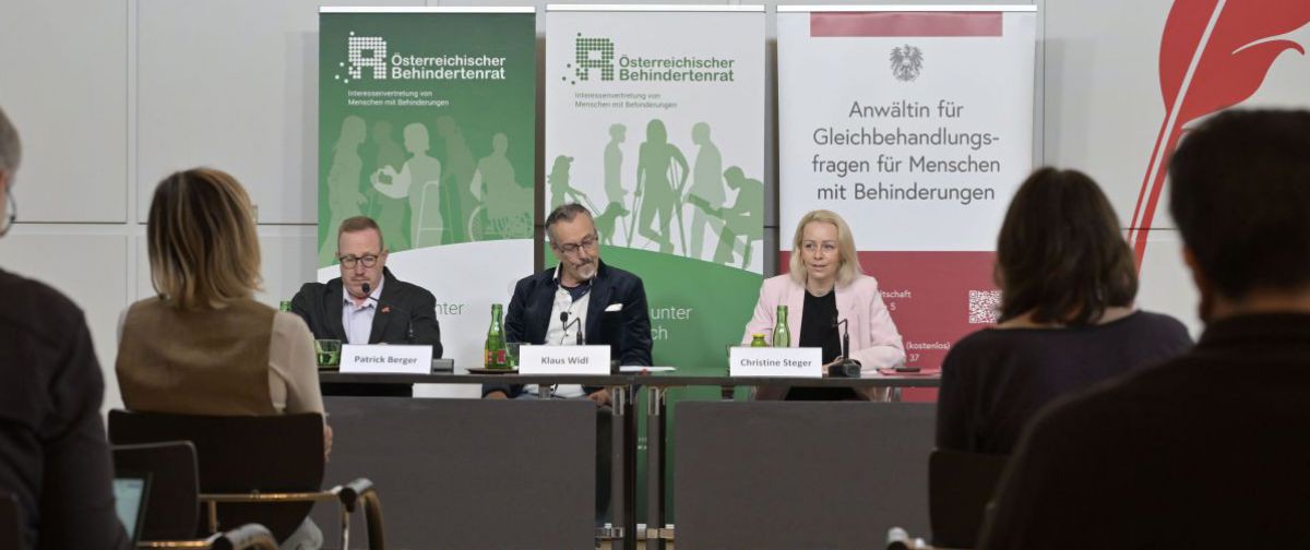 Podium auf der Pressekonferenz des &Ouml;sterreichischen Behindertenrats mit Christine Steger, Klaus Widl und Patrick Berger.