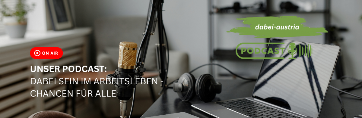 Ein Podcast-Aufnahmeplatz mit goldenem Großmembranmikrofon, Kopfhörern und aufgeklapptem Laptop auf einem dunklen Tisch in einem hellen Wohnraum. Oben rechts das Logo von dabei-austria und der Schriftzug „PODCAST" mit Mikrofon-Symbol, links ein rotes „ON