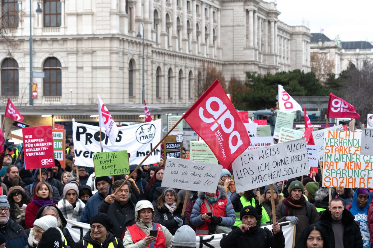 Demonstration für höhere Löhne in der Sozialwirtschaft im November 2025 in Wien Foto zeigt Teilnehmer:innen einer Demonstration für höhere Löhne in der Sozialwirtschaft im November 2025 in Wien.