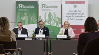 Podium auf der Pressekonferenz des &Ouml;sterreichischen Behindertenrats mit Christine Steger, Klaus Widl und Patrick Berger.
