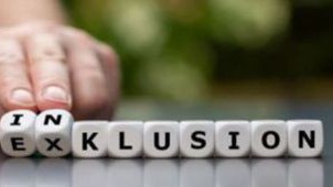 Foto zeigt aufgereihte W&uuml;rfel, die das Wort Inklusion bilden. Eine Hand dreht die Silbe "In", zum Vorschein kommt "Ex"