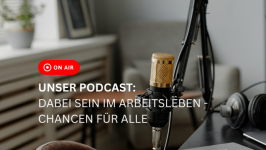 Ein Podcast-Aufnahmeplatz mit goldenem Gro&szlig;membranmikrofon, Kopfh&ouml;rern und aufgeklapptem Laptop auf einem dunklen Tisch in einem hellen Wohnraum. Oben rechts das Logo von dabei-austria und der Schriftzug &bdquo;PODCAST" mit Mikrofon-Symbol, links ein rotes &bdquo;ON 