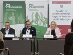 Podium auf der Pressekonferenz des &Ouml;sterreichischen Behindertenrats mit Christine Steger, Klaus Widl und Patrick Berger.