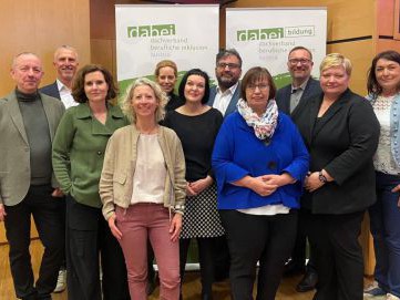 Vorstandsteam und Gesch&auml;ftsf&uuml;hrung von dabei-austria bei der Mitgliederversammlung 2026 in Linz.