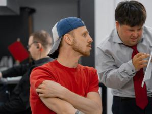 Mensch mit Down Syndrom im Gespr&auml;ch mit Kollegen.