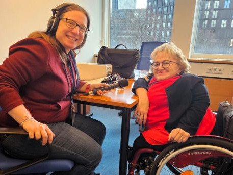 Karin St&ouml;ckler beim Interview an einem Tisch mit Podcasterin Sandra Knopp (links).