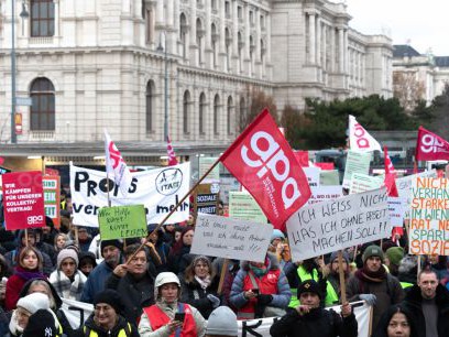 Foto zeigt Teilnehmer:innen einer Demonstration f&uuml;r h&ouml;here L&ouml;hne in der Sozialwirtschaft im November 2025 in Wien.