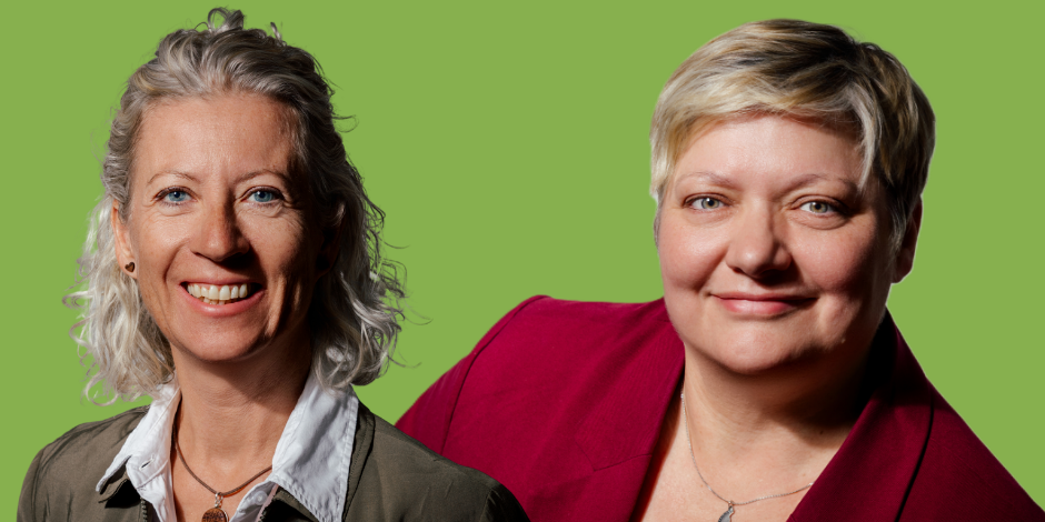 Porträtfoto von Maria Strobl (links) und Andrea Stoick (rechts) vor grünem Hintergrund.