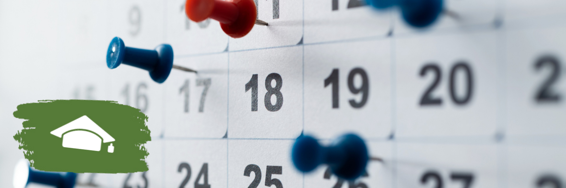 Pinnnadeln an einem Kalender in Nahaufnahme.