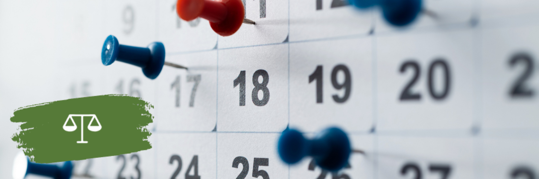 Pinnnadeln an einem Kalender in Nahaufnahme.